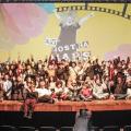 pessoas reunidas em palco #paratodosverem