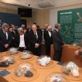 Grupo observa minerais e paineis da exposição sob supervisão de guia. #pratodosverem 