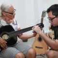 Aos 80 anos, moradora de morro consegue retomar aulas de violão