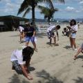 pessoas coletam lixo na praia #paratodosverem