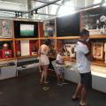 pessoas observam peças em museu #paratodosverem