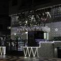 fachada de prédio residencial decorada e iluminada para o natal. #paratodosverem