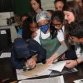 Crianças descobrem como funciona o arquivo municipal de Santos