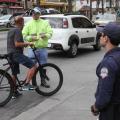 Blitz aborda e orienta ciclistas no José Menino