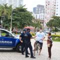 guardas conversam com duas pessoas #paratodosverem 