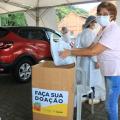 mulher coloca doação em caixa #paratodosverem 