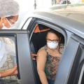 mulher dentro de carro é vacinada no braço #paratodosverem 