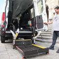 Santos recebe duas vans acessíveis para transporte de pessoas com deficiência