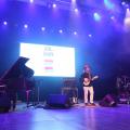 cantor e pianista no palc #paratodosverem