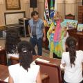 Alunos de escola municipal participam do relançamento da ‘Coleção Histórias de Santos’