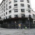 vista geral do prédio com tapume pelo térreo. Homens trabalhando na entrada. #paratodosverem