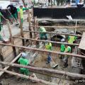 trabalhadores em buraco onde é realizada obra #paratodosverem