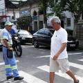 Agente da CET observa pedestre atravessar na faixa #pracegover