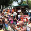 Bonde decorado e cercado de foliões. #Paratodosverem