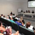 conselheiros assistem a apresentação em telão #pracegover 