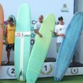 os homens vencedores da categoria open com seus pranchões estão no pódio do número 1 ao 4. #paratodosverem