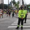 agentes observam a corrida #paratodosverem