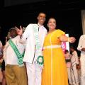 novos cidadãos abraçados com corte carnavalesca ao fundo #paratodosverem