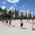Evento esportivo leva colorido à praia de Santos na véspera da Parada LGBT+