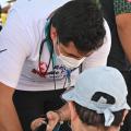 médico atende mulher #paratodosverem 