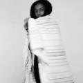 Ágatha, enrolada em um cobertor, ganhou o prêmio de melhor atriz. #paratodosverem