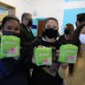 Escola municipal de Santos recebe doação de absorventes na luta contra pobreza menstrual