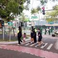 monitores ajudam crianças a atravessar a rua #paratodosverem