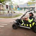 minibugue trafegando em pista #paratodosverem