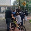 crianças de bicicleta na pista #paratodosverem 