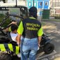 crianças andando de minigubug #paratodosverem
