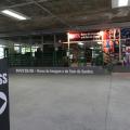 Placa com a inscrição MISS e uma seta apontado para a fachada do Museu da Imagem e do Som de Santos. #paratodosverem