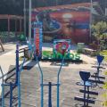 praça com novo piso, equipamentos fixos de ginástica e playground. #paratodosverem 