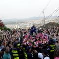 Imagem da Santa carregada por guardas municipais cercados por devotos no alto do Monte Serrat. #paratodosverem
