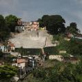 imagem de morro com muro de contenção em primeiro plano. #paratodosverem