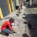 Começa a recuperação dos pisos em mosaico em rua do Centro de Santos