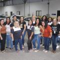 Mulheres motoristas com veículos ao fundo. #pratodosverem