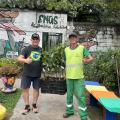 dois homens seguram árvore #paratodosverem