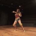 Menina está vestida de mulher-maravilha e faz pose empalco. #paratodosverem