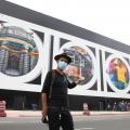 Renomado artista urbano finaliza painéis gigantes em Santos