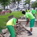 Homens trabalham na orla da praia #paratodosverem