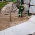 homens trabalham nos reparos do piso de mosaico. #paratodosverem