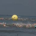 Atletas nadam no mar. #pratodosverem