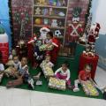 Papai Noel faz a festa da criançada em creche de Santos
