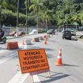 pista para veículos com cones delimitando uma faixa. #paratodosverem