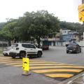lombada em avenida com canteiro central ao lado esquerdo e poste ao direito. 