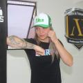 atleta usa boné da fupes e dá soco em saco de pancada. Ela sorri para a foto. #paratodosverem