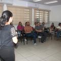 pessoas estão sentadas em sala assistindo a uma palestra. #paatodosverem