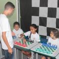 Escola de Santos com projeto de xadrez recebe campeões da modalidade