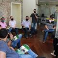 psicóloga fala a servidores sentados em círculo #paratodosverem 