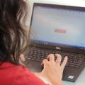mulher à frente de computador. #paratodosverem